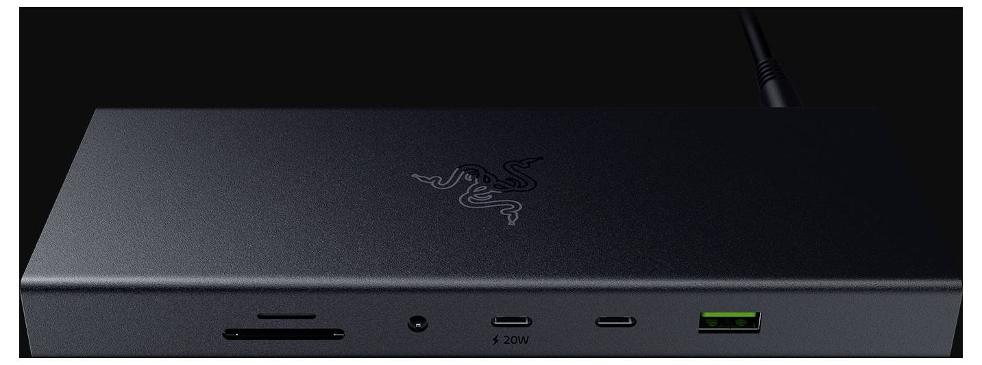 Čierna dokovacia stanica Razer s viacerými portami: slot na SD kartu, audio port, USB-C, USB-A, viditeľná.