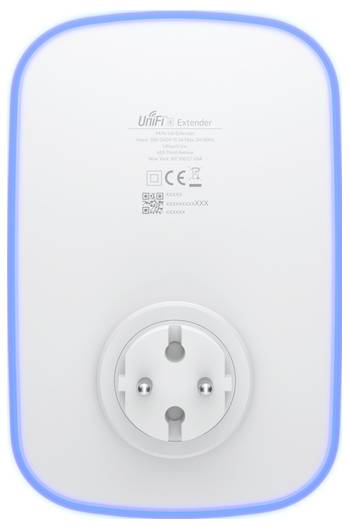 Biely WiFi zosilňovač so sieťovou zástrčkou pre EÚ a modro podsvietený LED prstencom. Hore nápis 'UniFi Extender' s technickými a certifikačnými informáciami.
