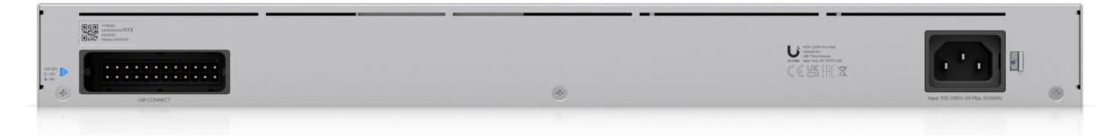 Obrázok zobrazuje zadnú stranu sieťového zariadenia s veľkým poľom konektorov na ľavej strane a sieťovým pripojením na pravej strane.