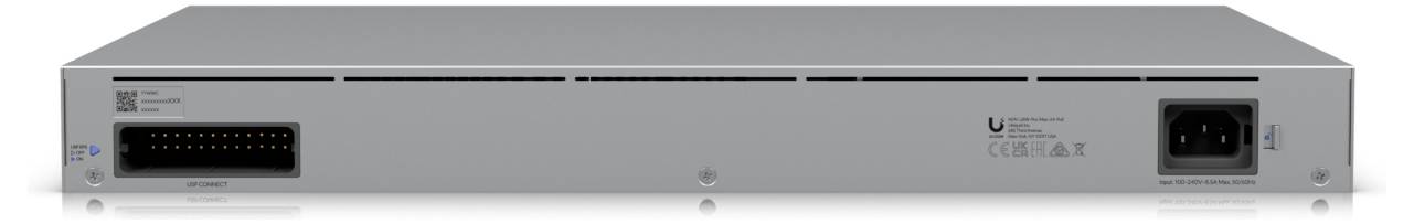 Pohľad zozadu na strieborné sieťové zariadenie s viacerými portami vľavo a napájacím konektorom vpravo.