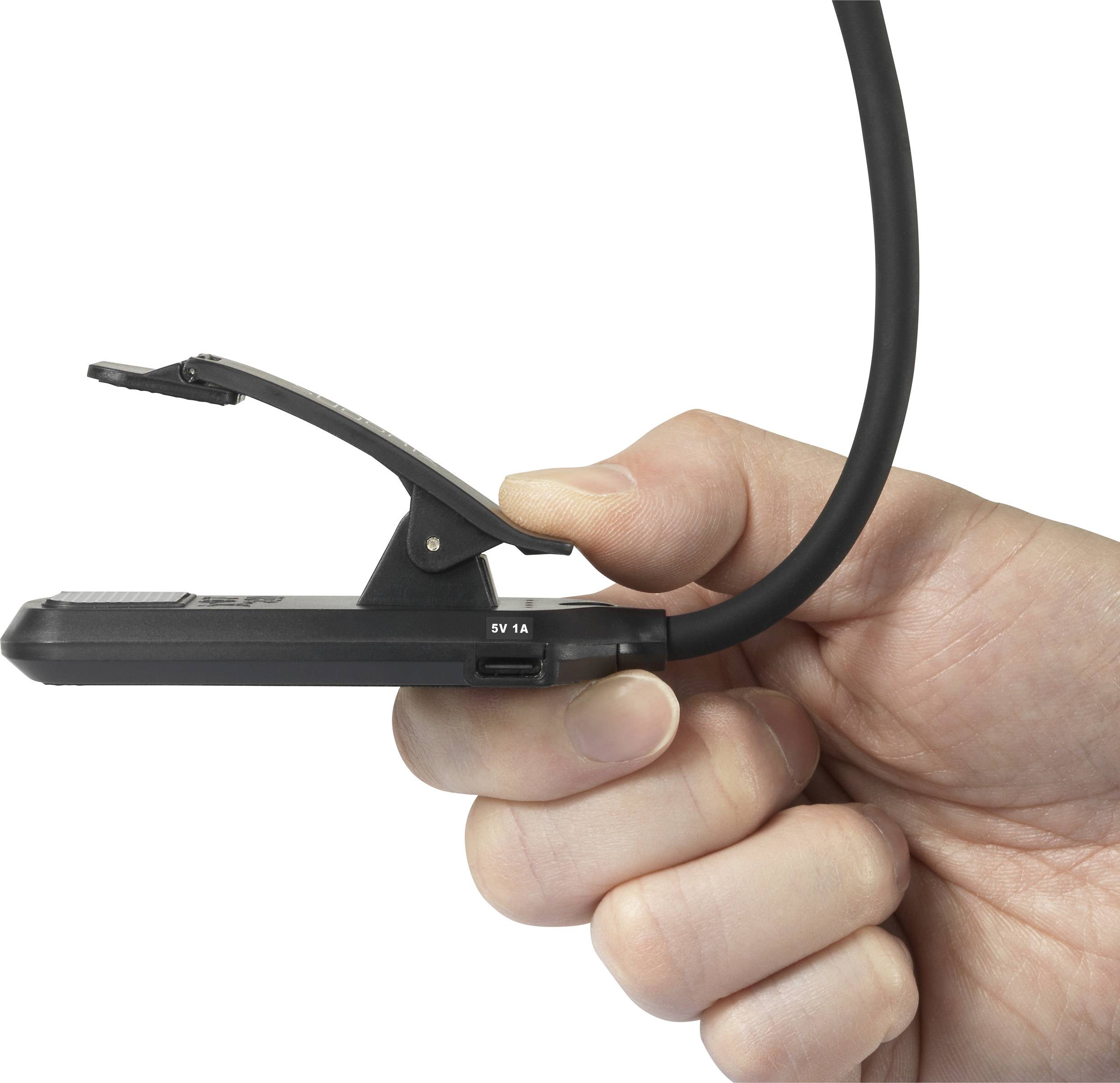 Ruka drží flexibilnú čítaciu lampu s klipom, ktorá je ideálna na pripevnenie ku knihe alebo elektronickej čítačke.