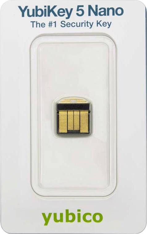 Na obale je nápis 'YubiKey 5 Nano'. V strede je malý, obdĺžnikový bezpečnostný kľúč. Nápis na kľúči znie: 'The #1 Security Key'.