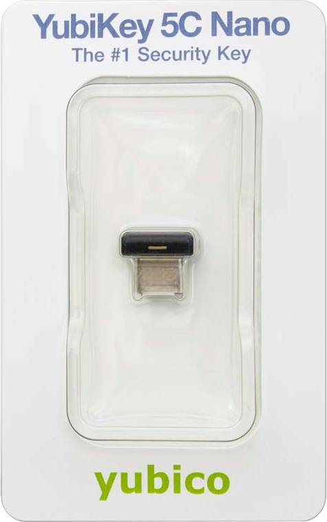 Obal kľúča 'YubiKey 5C Nano', bezpečnostného kľúča od spoločnosti Yubico. Prevažne viditeľný USB port. Text: 'Č. 1 bezpečnostný kľúč'.