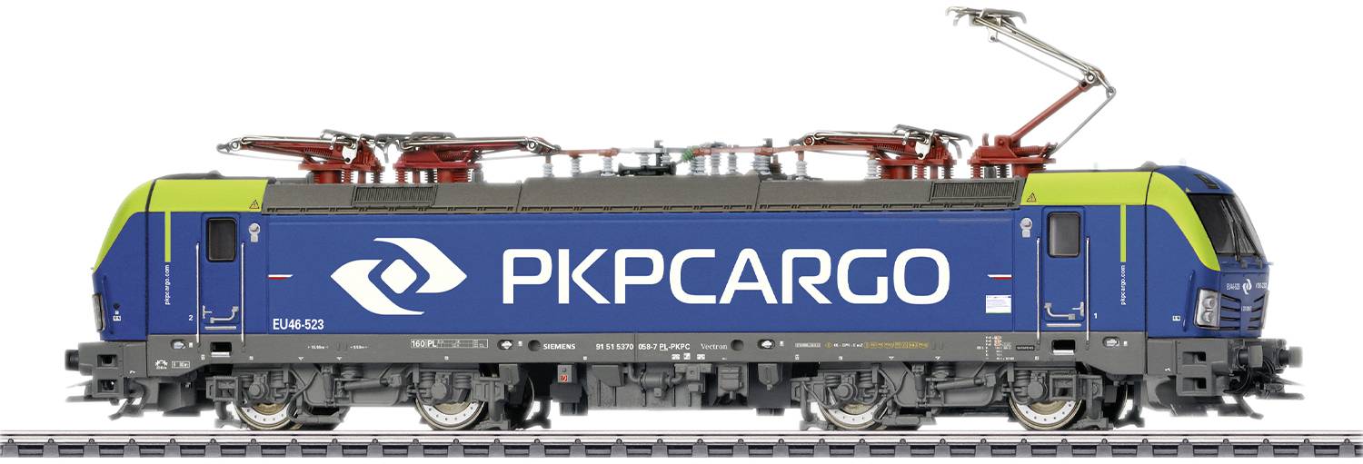Elektrická lokomotíva spoločnosti PKP Cargo v modrej a zelenej farbe na koľaji, pohľad zboku. Viditeľné firemné logá a trakčné vedenie.