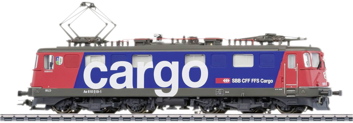 Lokomotíva spoločnosti SBB CFF FFS Cargo stojí na úseku koľaje. Je modro-červená s veľkým nápisom 'cargo' na boku.