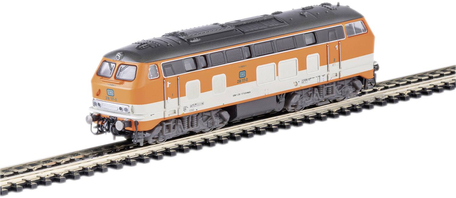 Oranžovo-biely modelový vlak Deutsche Bahn jazdí po koľaji. Vlak má čiernu strechu a výrazné rady okien.