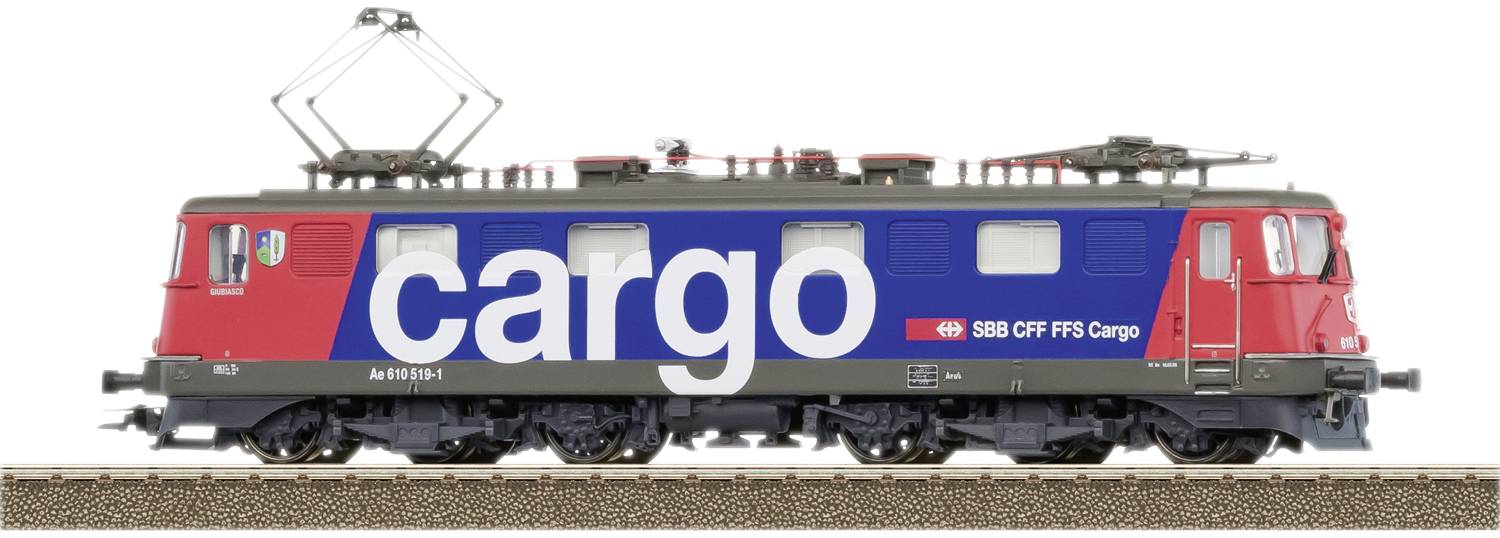 Nákladná lokomotíva SBB CFF FFS na železničnej trati. Lokomotíva má červeno-modré dizajnové prevedenie a nesie nápis 'cargo'.