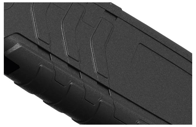 Čierno-sivý plastový úchyt s ergonomicky tvarovanými drážkami, pohľad na detail diagonálneho povrchu.