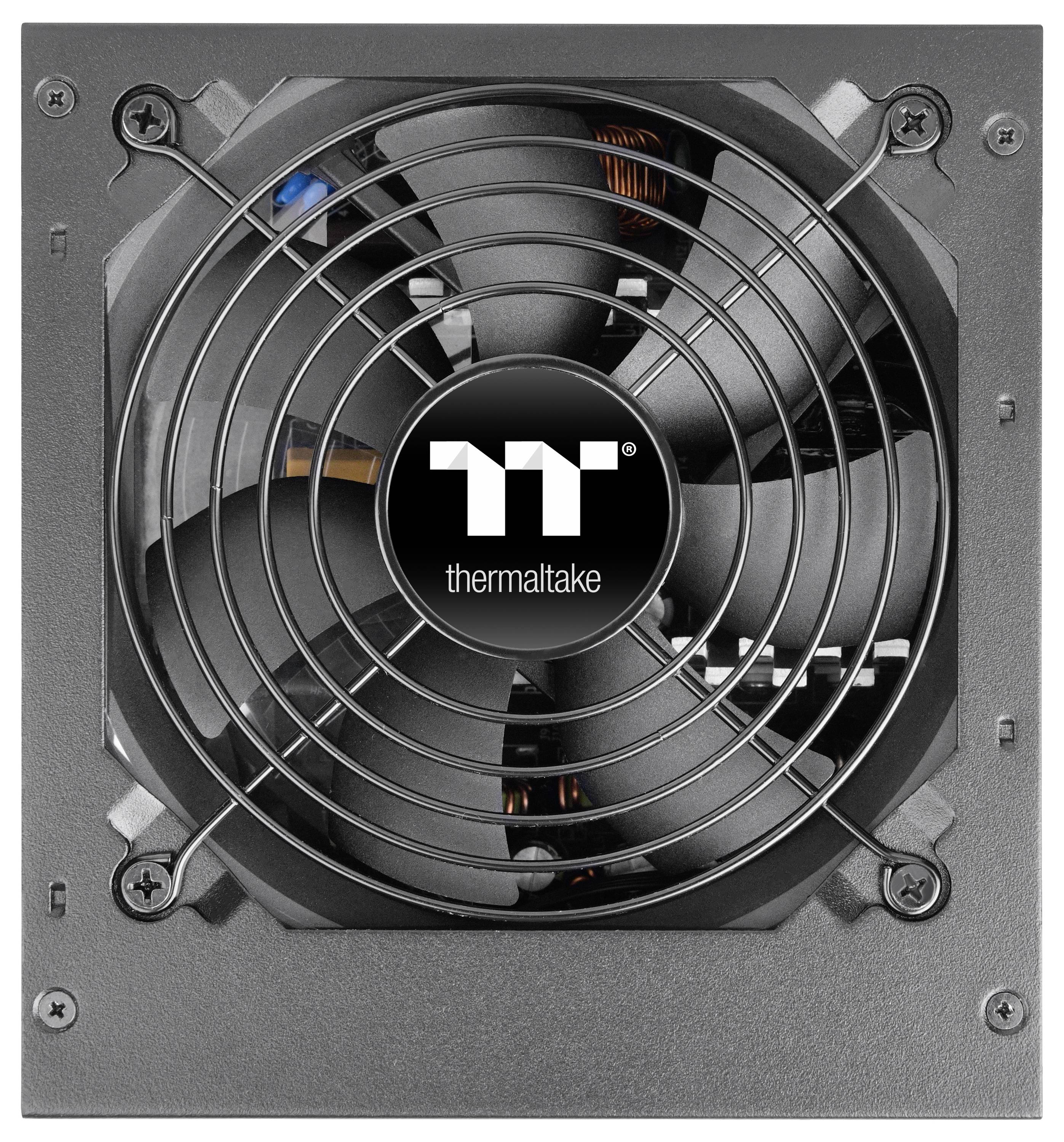 Čierna jednotka ventilátora napájacieho zdroja počítača s viditeľným logom Thermaltake v strede, obklopená ochranným krytom.