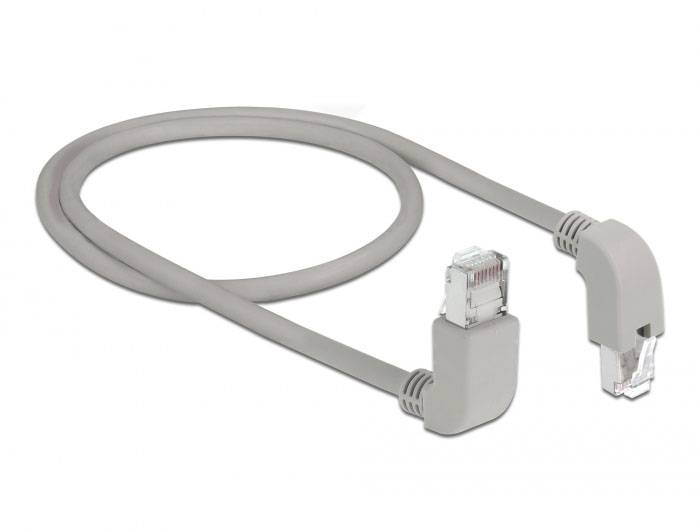 Sivý ethernetový kábel so tienými RJ45 konektormi na oboch koncoch leží na bielom pozadí.