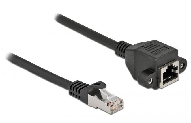 Čierny ethernetový predlžovací kábel s mužským a ženským RJ45 konektorom na sieťové pripojenie.