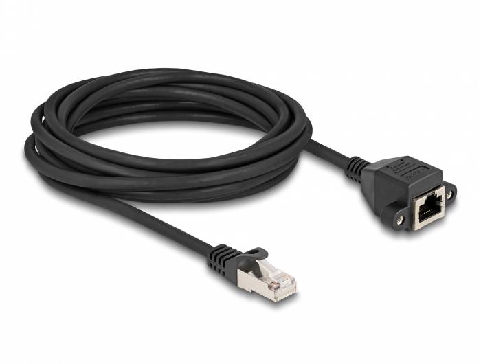 Čierna ethernetová kábel zakončená konektorom RJ45 a ethernetovou zásuvkou.