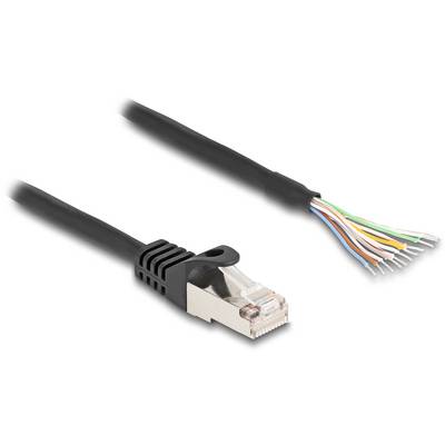 Ethernetový kábel s RJ45 konektorom vľavo a odizolovanými vodičmi vpravo ukazuje rozdiel medzi koncovkou a voľnými drôtmi.