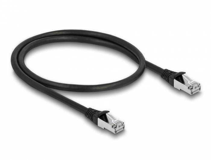 Čierny ethernetový kábel s RJ45 konektormi na oboch koncoch, ktorý ukazuje typický sieťový kábel pre internetové alebo LAN pripojenia.