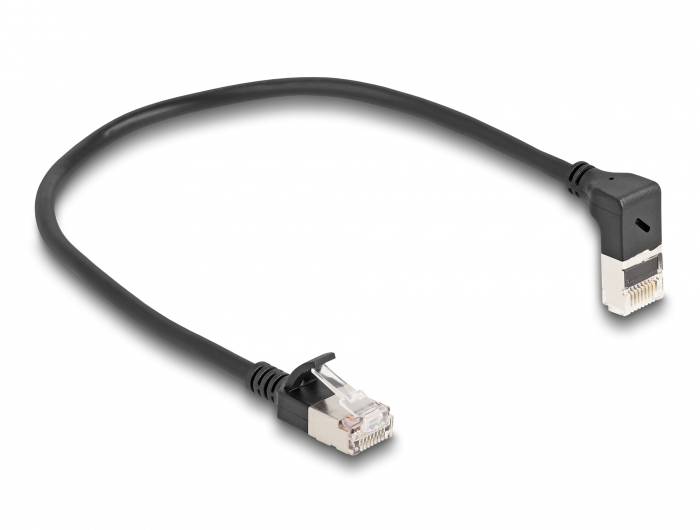 Čierny ethernetový kábel s RJ45 konektormi na oboch koncoch, jeden priamy a jeden lomený konektor.