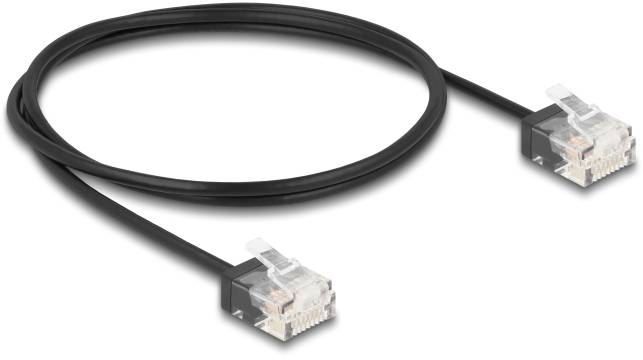 Čiernы ethernetový kábel s dvoma konektormi na koncoch, určený na sieťové pripojenie alebo pripojenie do internetu.