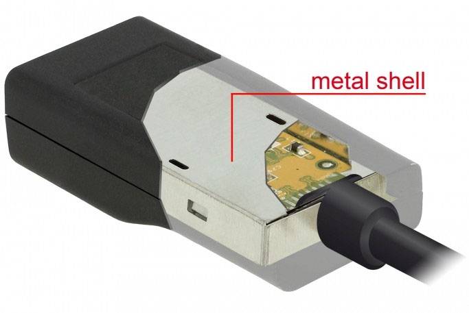Detailný záber konektora s označením 'kovový plášť'. Konektor zobrazuje kovové puzdro s viditeľným kábelovým pripojením.