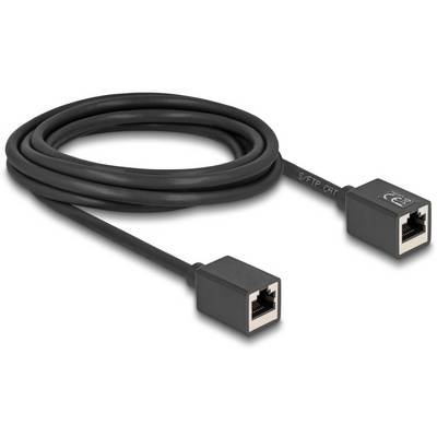 Čierny sieťový kábel s konektormi RJ45 na oboch koncoch slúžiaci na prepojenie sieťových zariadení alebo počítačov.