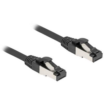 Dva čierne ethernetové káble s RJ45 konektormi, ktoré sa používajú na sieťové pripojenia. Na ľavej strane sa nachádza jeden konektor.