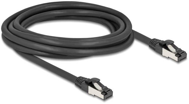 Dlhý čierny sieťový kábel s dvoma konektormi RJ45, ktorý sa používa na prepojenie počítačov alebo sieťových zariadení.