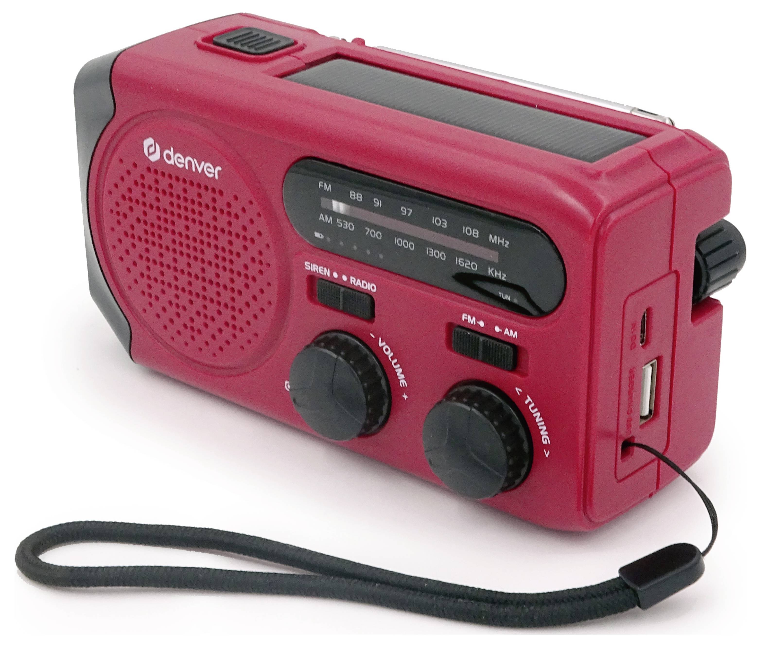 Červené prenosné rádio s kľukou, reproduktormi, ovládačmi ladenia a hlasitosti, zobrazuje AM/FM frekvencie a má čiernu ručnú slučku.