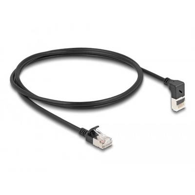 Čierny ethernetový kábel so štvorcovými konektormi na oboch koncoch leží zvinutý na povrchu.