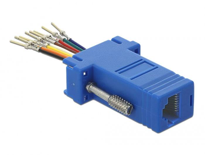 Modrá RJ45 zástrčka s odkrytými farebnými káblami na zadnej strane.
