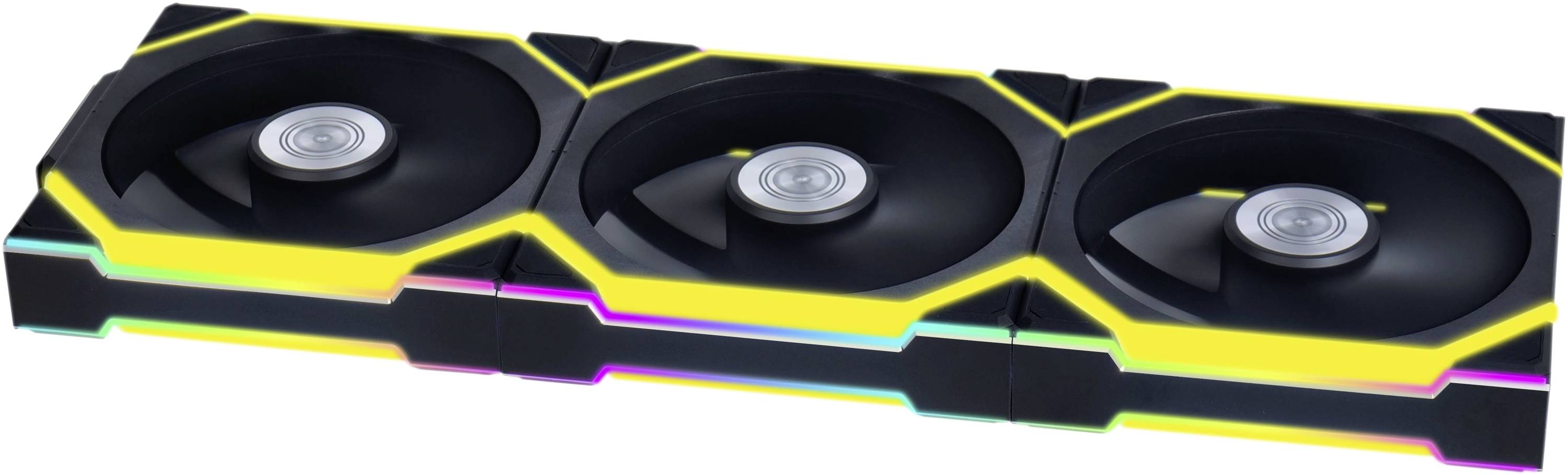 Trojitý počítačový chladič so svietiacimi žltými okrajmi a RGB osvetlením. Tri veľké ventilátory horizontálne usporiadané.