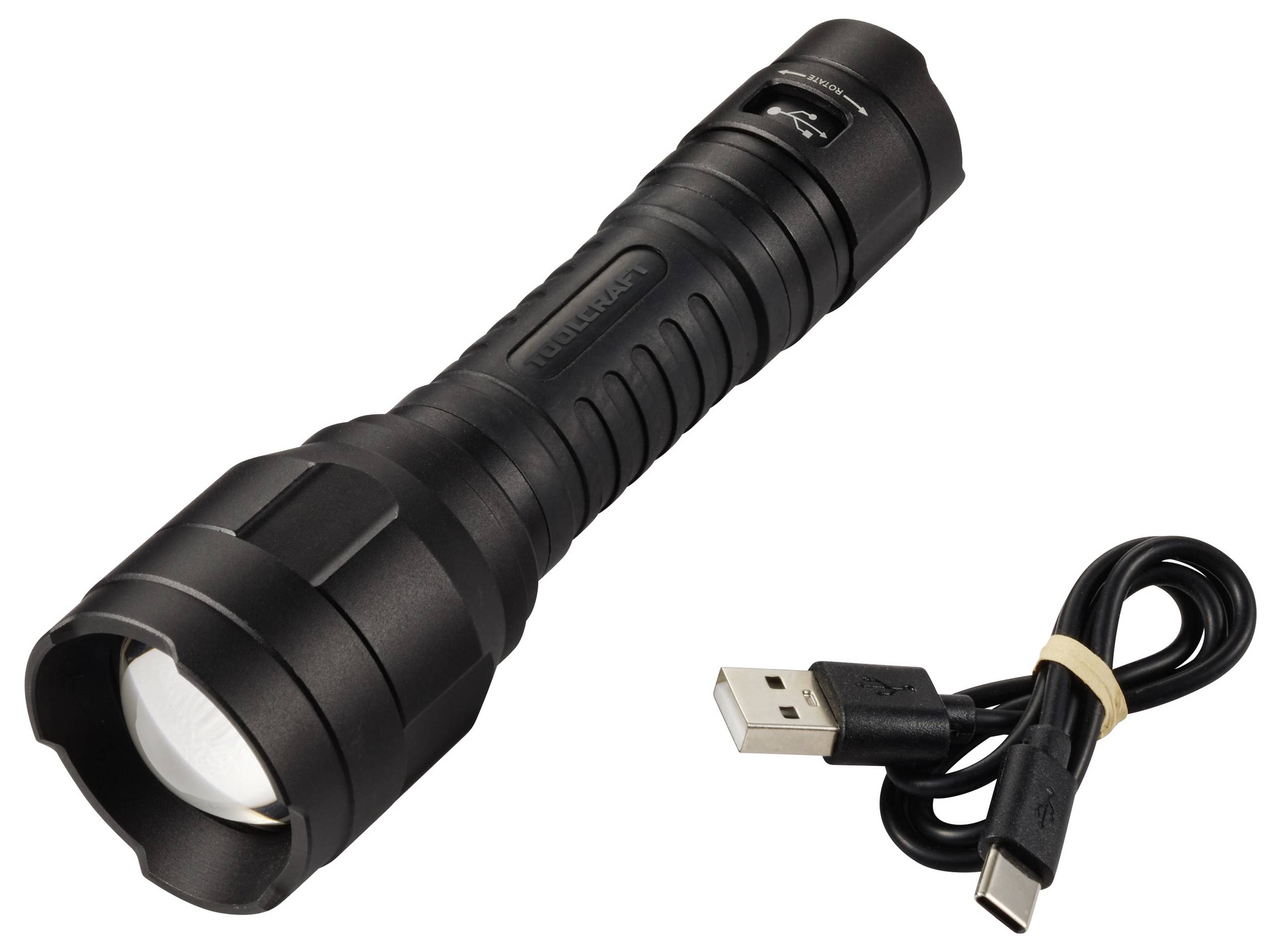 Čierna baterka s tvarovanou rukoväťou leží vedľa USB nabíjacieho kábla.
