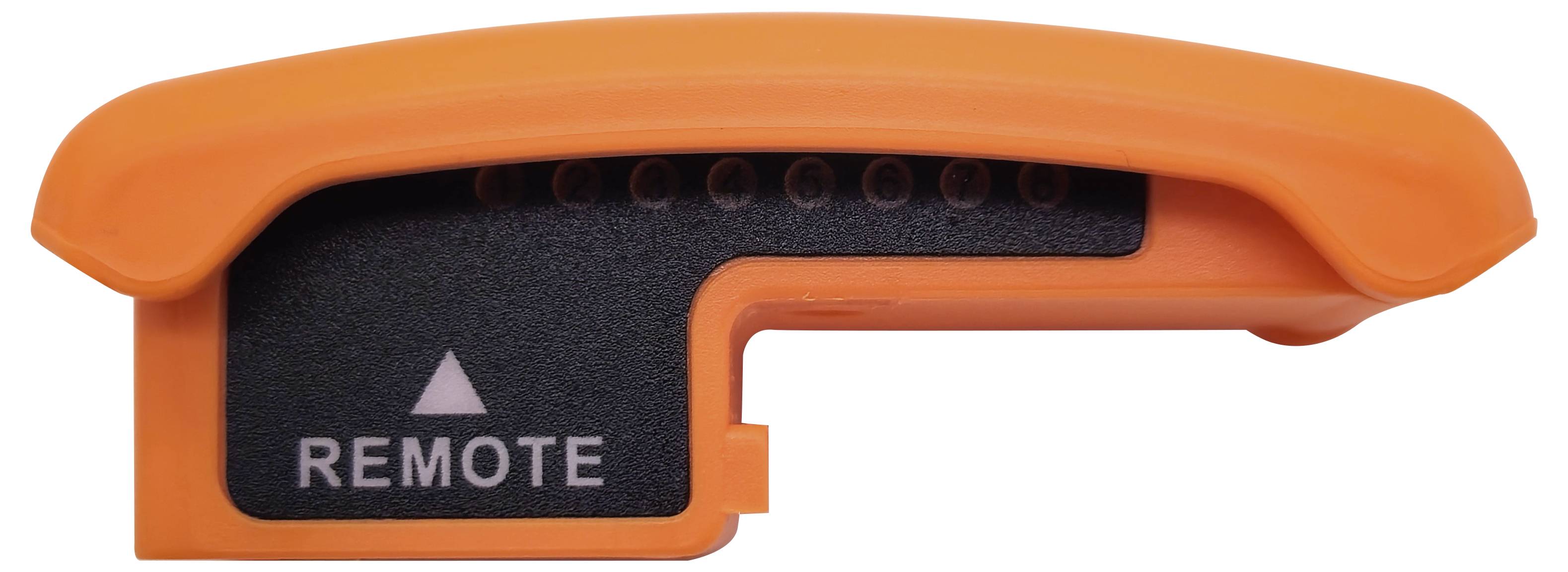 Oranžová rukoväť s čiernou oblasťou, ktorá je označená nápisom 'REMOTE', pričom dizajn ukazuje ergonomický tvar pre ľahké použitie.