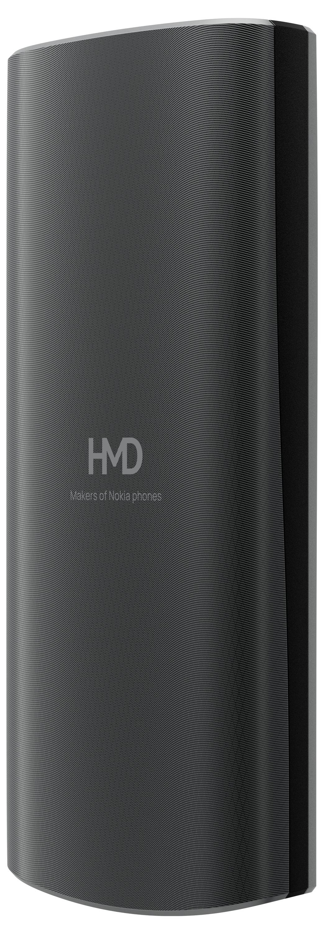 Čierne obdĺžnikové zariadenie s nápisom 'HMD Makers of Nokia phones' v strede. Má zaoblenú povrchovú štruktúru.