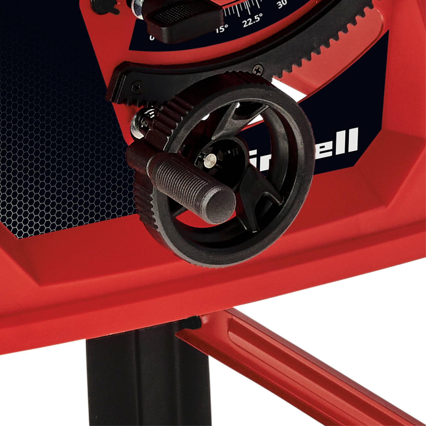 Detailný záber červeného mechanického nastavovacieho kolieska a uhlomeru na zariadení, zobrazujúci číselné merania a rukoväť pre presné ovládanie.