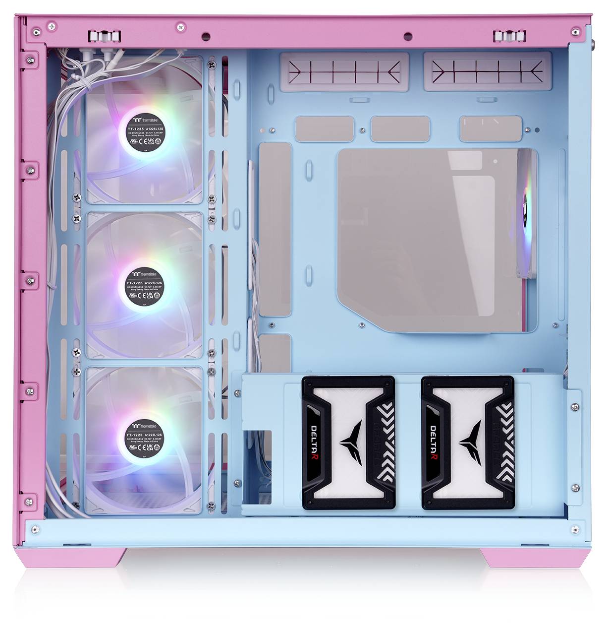 Otvorená počítačová skríň v pastelových farbách, prevažne ružovej a modrej, zobrazuje tri RGB ventilátory a dva SSD disky.