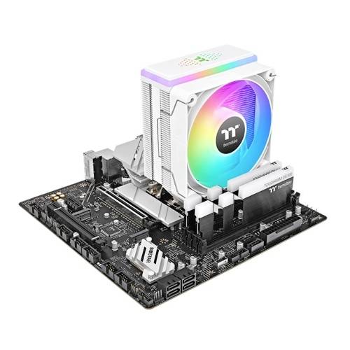 Základná doska s veľkým bielym chladičom procesora, ktorý má RGB podsvietené ventilátorové koleso. Ide o produkt značky Thermaltake.