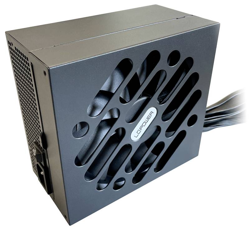 Čierna počítačová napájacia jednotka s vetracími otvormi a ventilátorom. Niekoľko káblov je viditeľných na pravej strane.