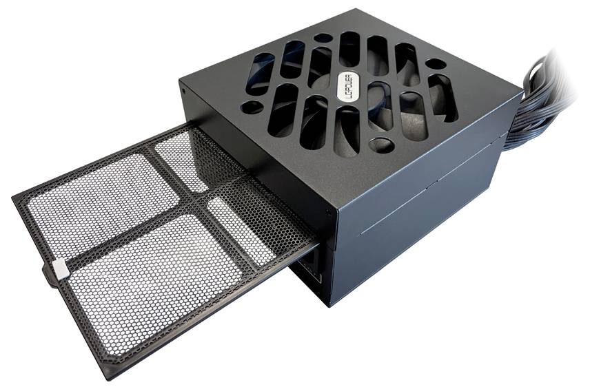 Počítačový napájací zdroj s otvorenou mriežkou ventilátora. Vyberateľný prachový filter čiastočne vysunutý, pripravený na čistenie. Zväzok káblov je umiestnený na pravej strane.