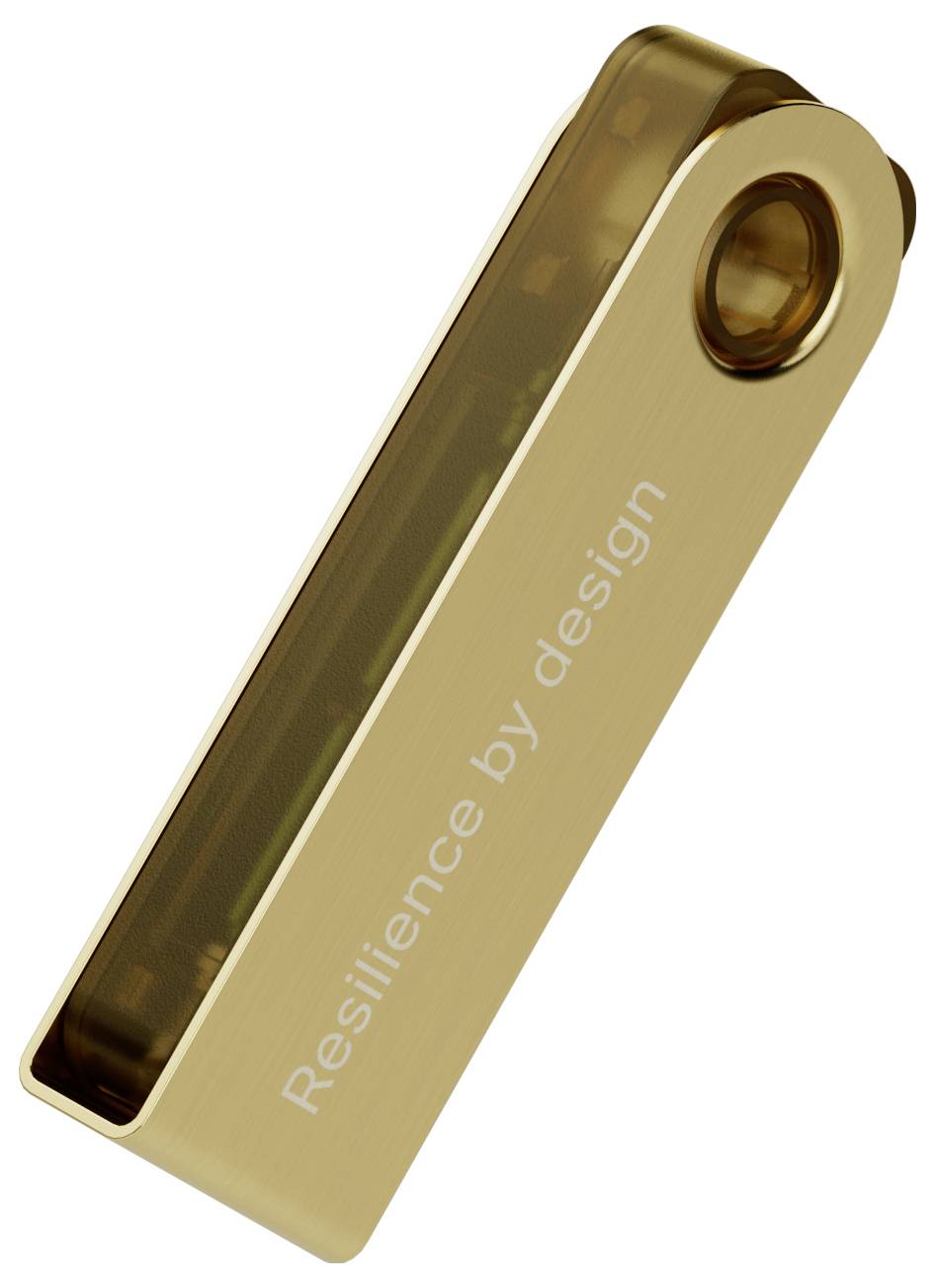 Zlatý USB kľúč s nápisom 'Resilience by design', sfotografovaný z hora v šikmom uhle.