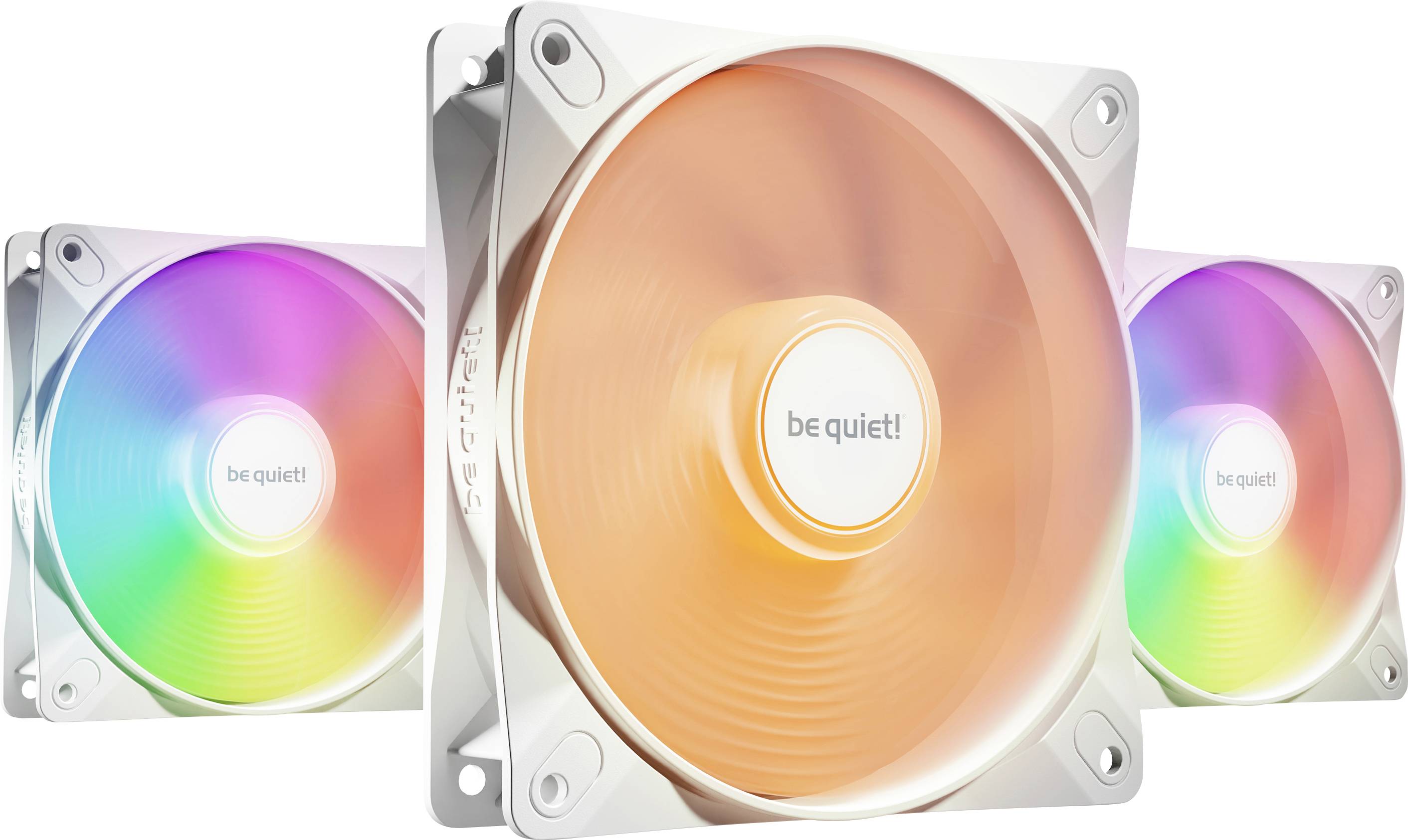Tri počítačové ventilátory značky 'be quiet!' v bielej farbe, svietiace v RGB farbách. Otáčajú sa a ukazujú svoje vibračné a svetelné efekty.