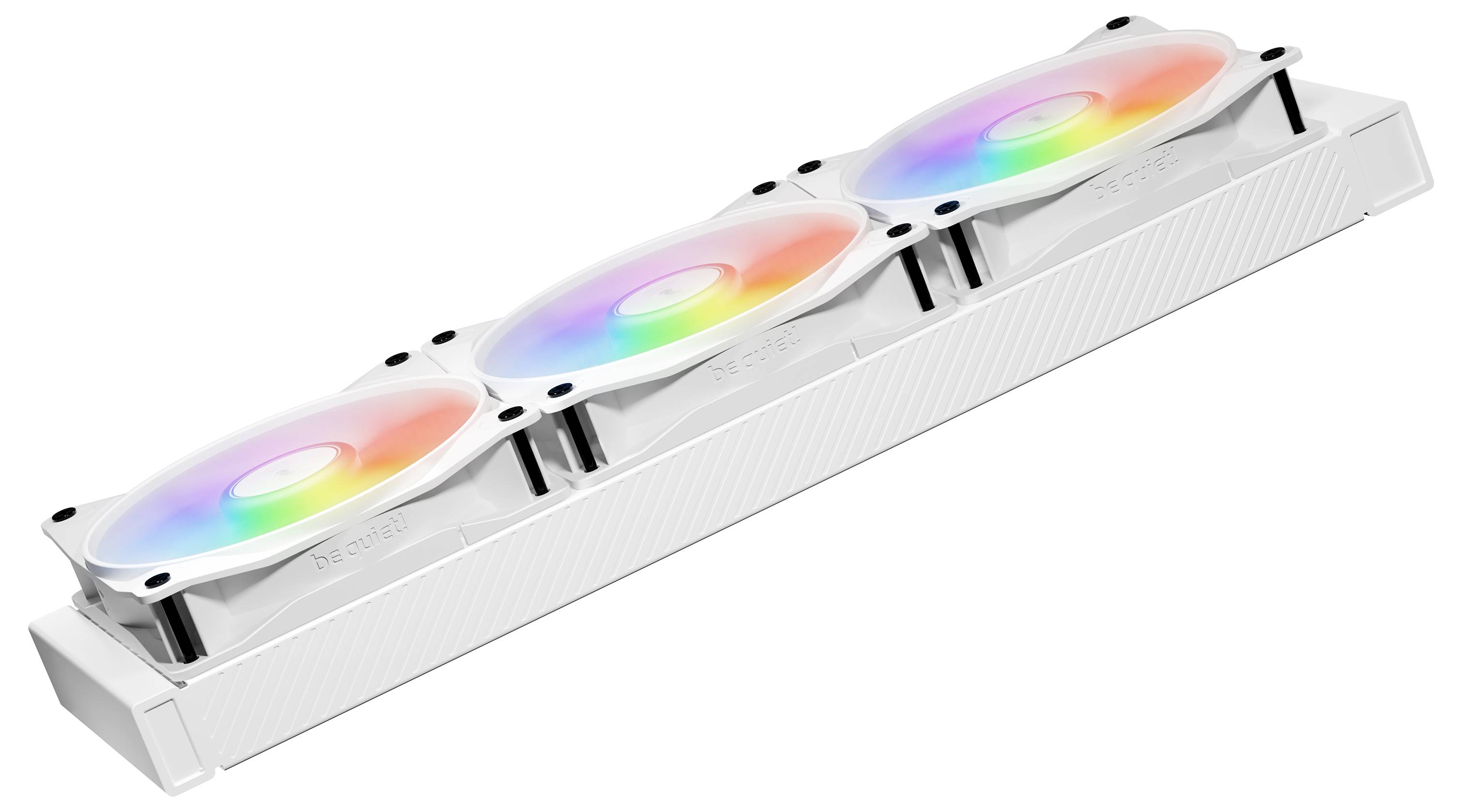Tri biele počítačové ventilátory s RGB podsvietením namontované v rade v jednej skrinke.