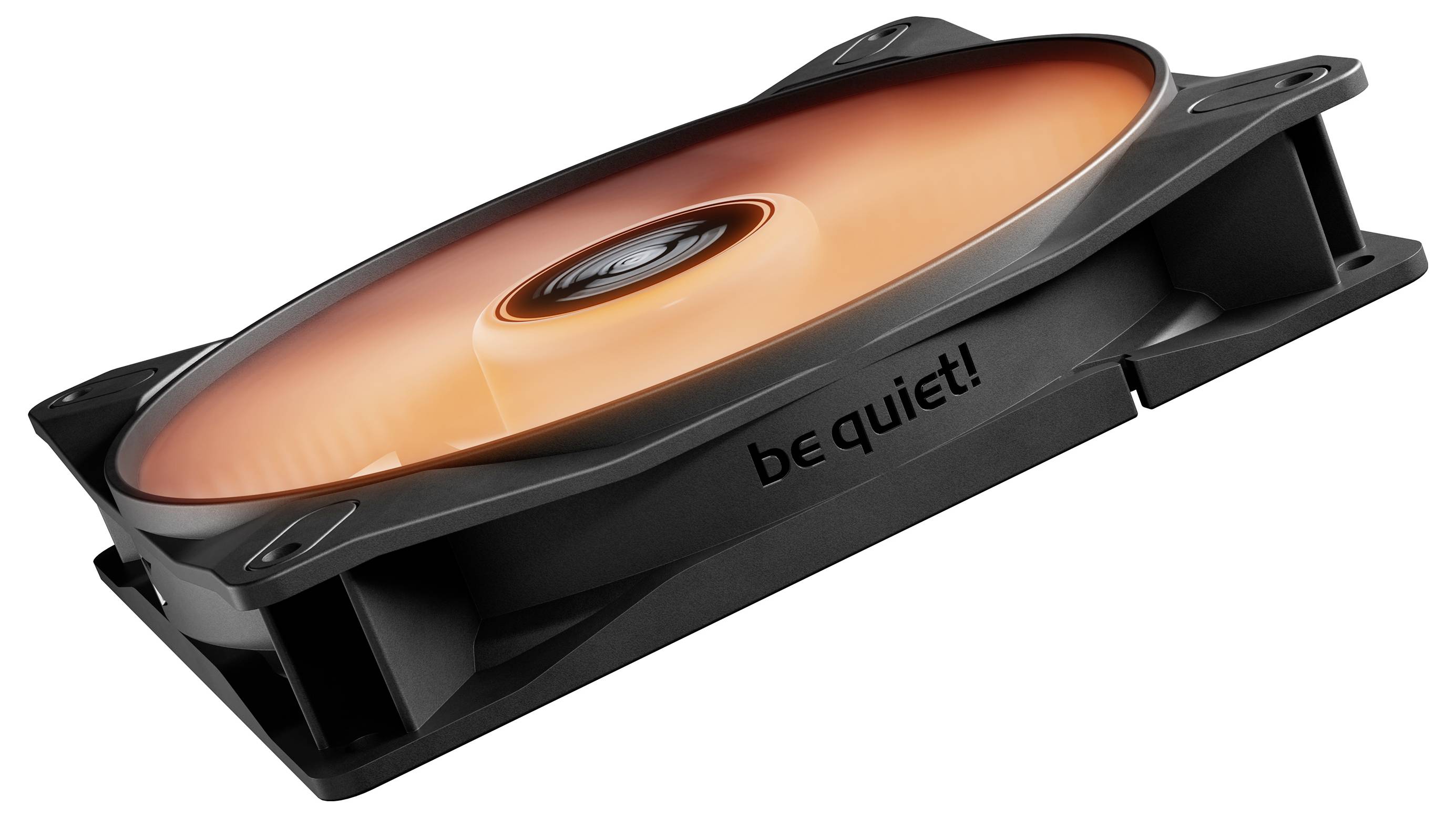Čierny počítačový ventilátor značky 'be quiet!' s oranžovými lopatkami rotora, zachytený v šikmom vznášajúcom sa pohľade.
