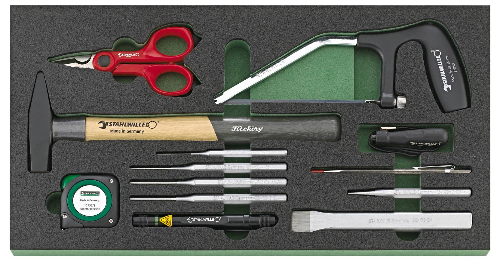 Sada nástrojov pozostávajúca z kladiva, nožníc, píly, meracieho pásma, skrutkovača a ďalších nástrojov, ktoré sú usporiadané systematicky v penovej vložke.