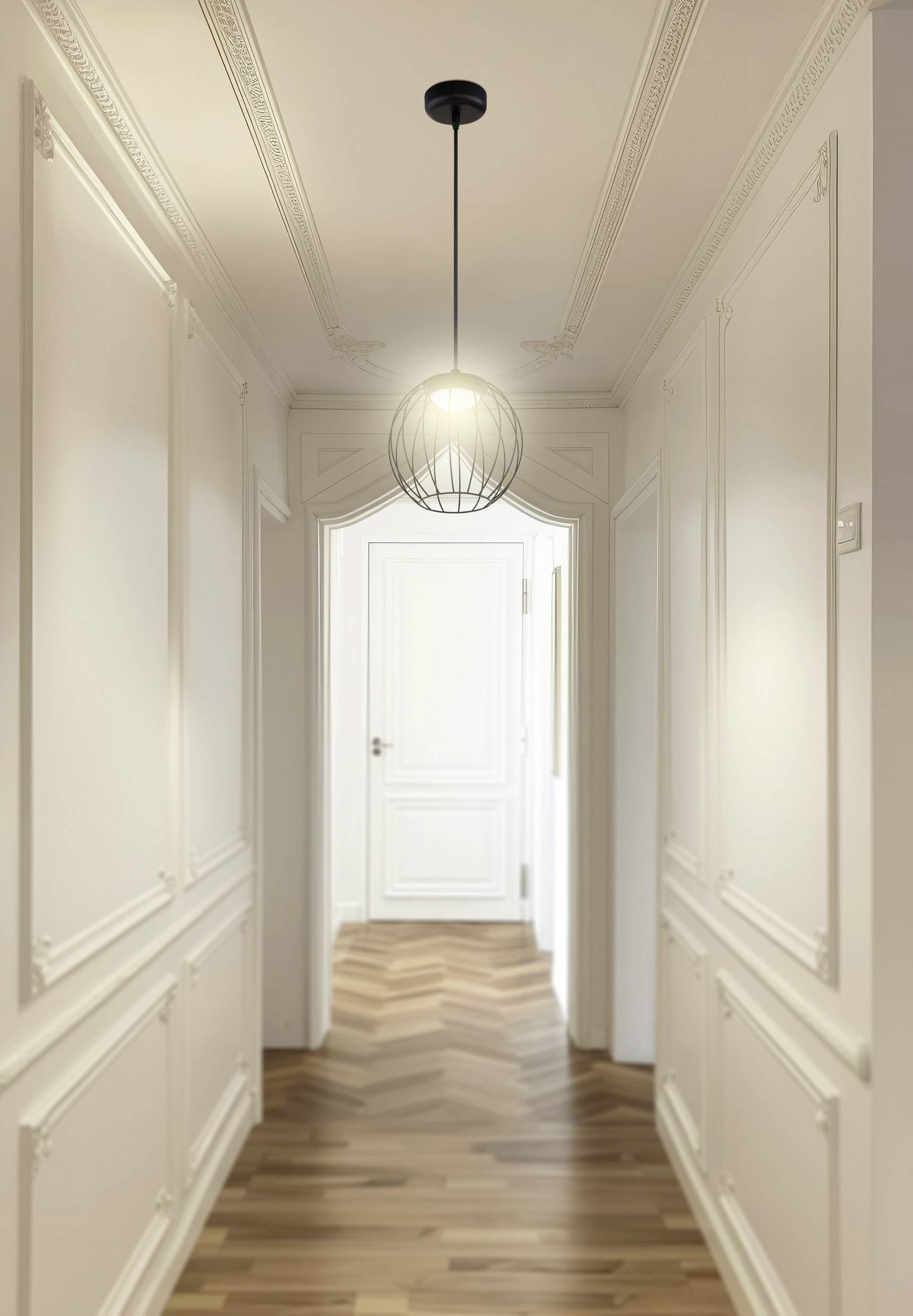 Minimalistická chodba so zdobenou lištou, drevenou parketninou v tvare rybej kosti a závesným svietidlom s drôteným rámom zavesenom zo stropu.