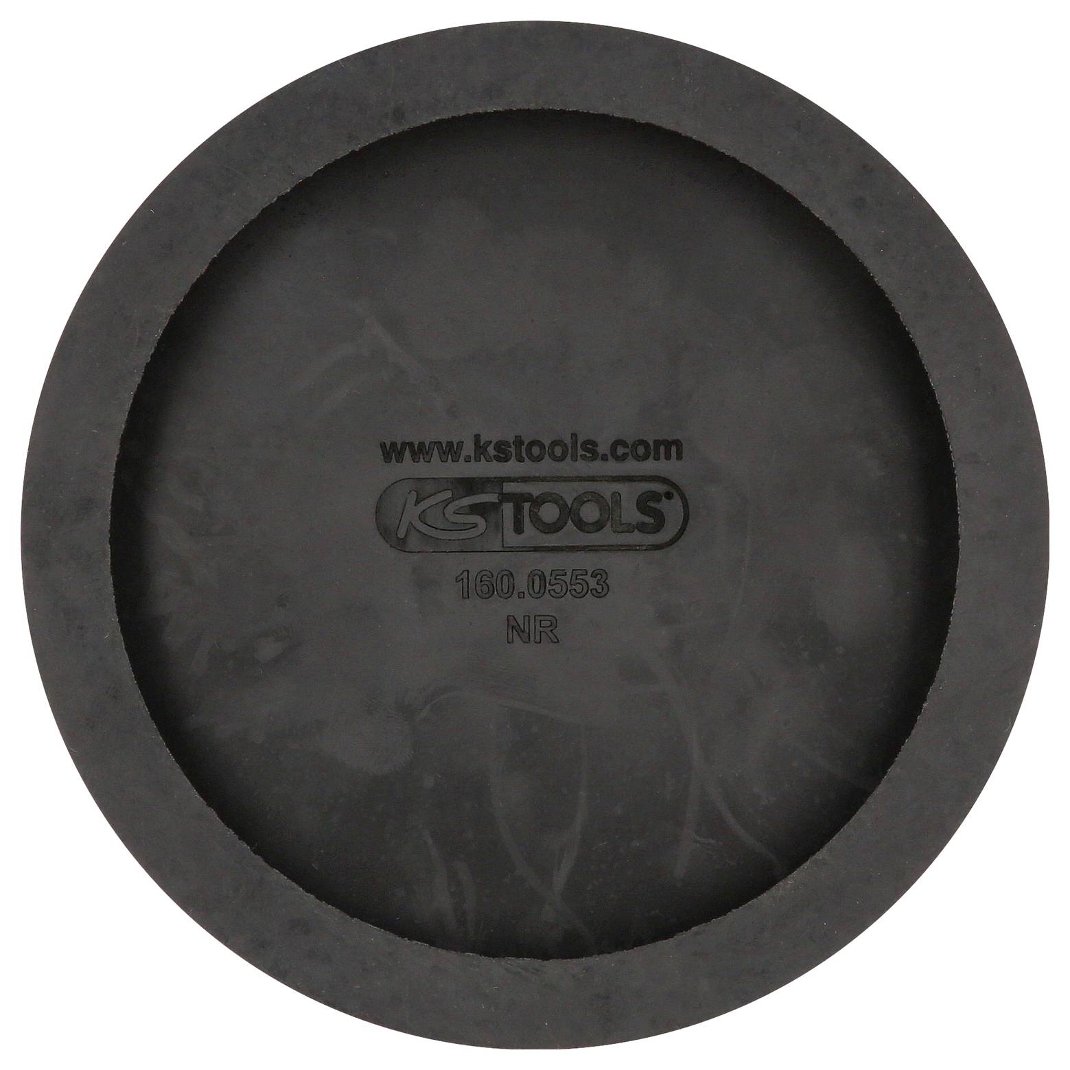 Guľatý, čierny gumový kryt od KS Tools s nápisom 'www.kstools.com, 100.0553, NR'.