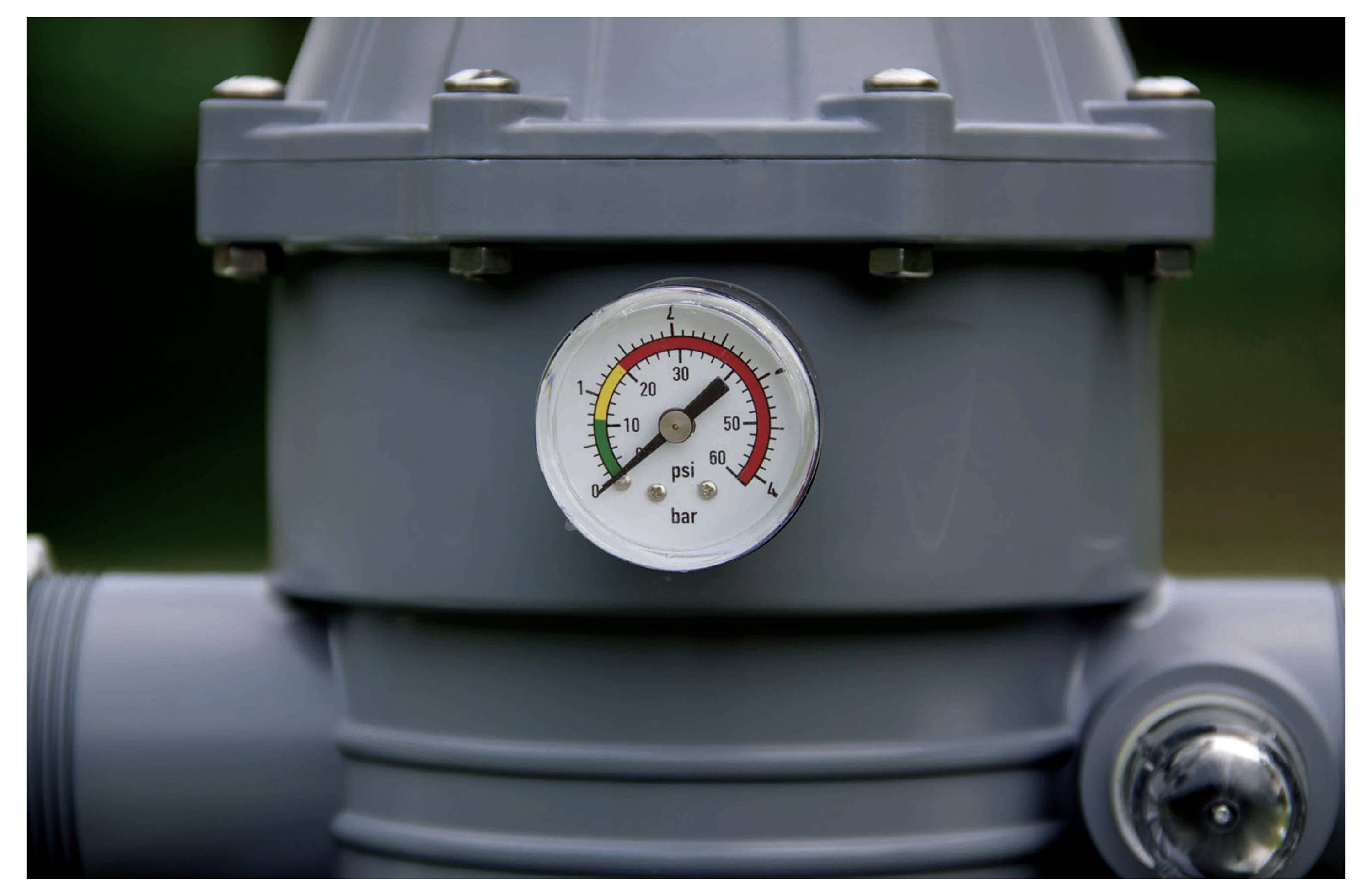 Sivý tlakomer ukazuje tlak približne 25 psi na stupnici do 60 psi.