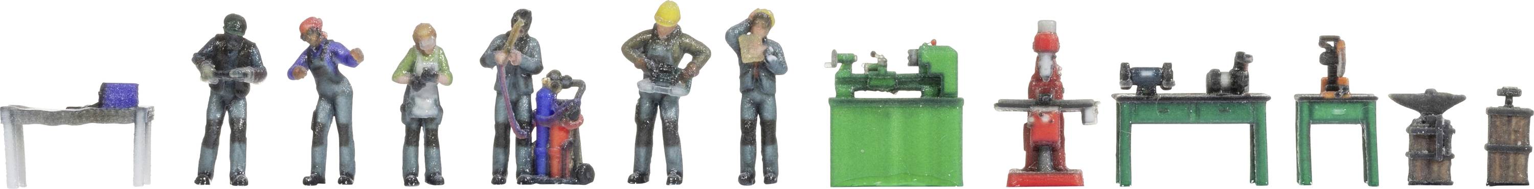 Miniatúrne figúrky ľudí a strojov, ktoré pracujú v dielni. Stoja vedľa rôznych pracovných nástrojov.