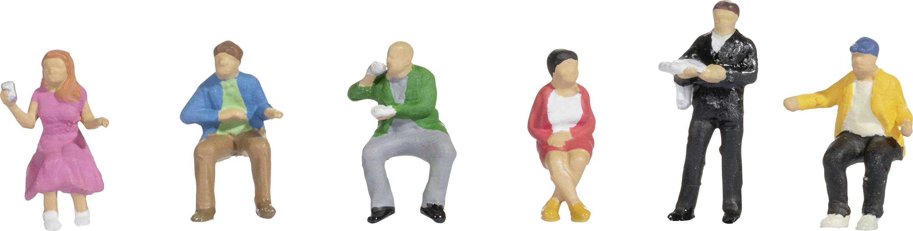 Šesť miniatúrnych figúrok v rôznych póach a farebných oblečeniach, sedia alebo stoja, každá figúrka drží nejaký predmet.