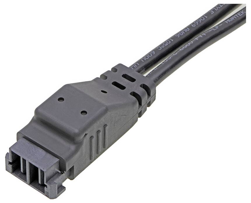 'Detailný záber čiernej elektrickej zástrčky s káblami. Vhodné na prepojenie elektronických zariadení.'