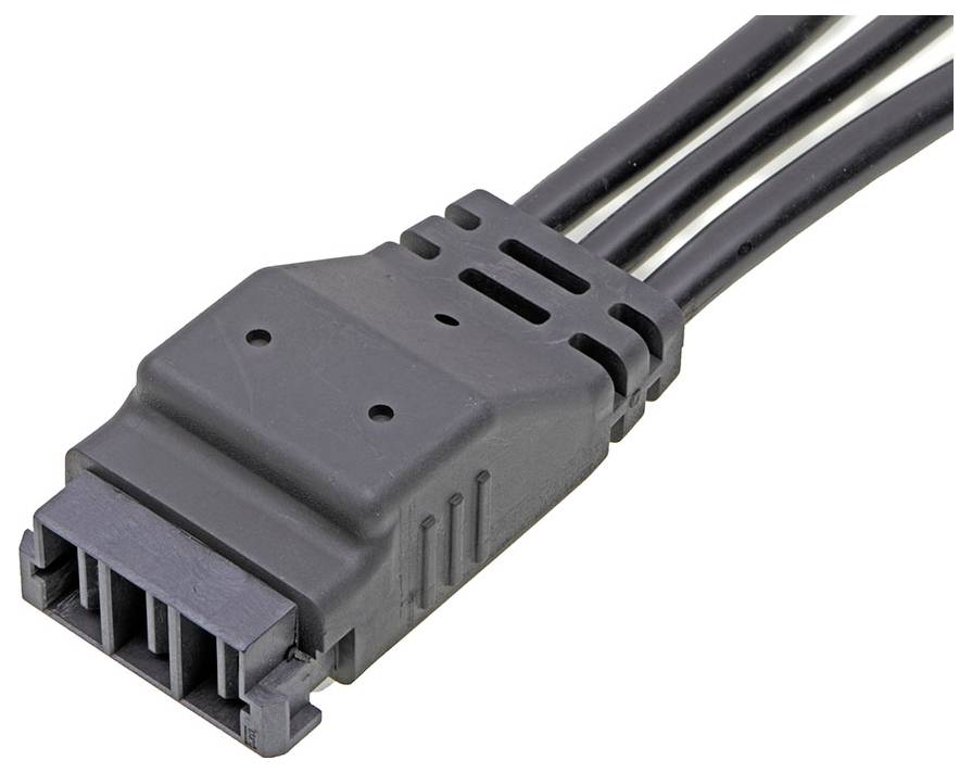 Čierny elektrický konektor s troma káblami, vhodný pre elektronické zariadenia, detail pripojovacej strany.