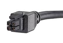 Čierny štvorpólový elektrický konektor s káblom, bežne používaný pre počítačový hardvér alebo elektronické pripojenia zariadení.