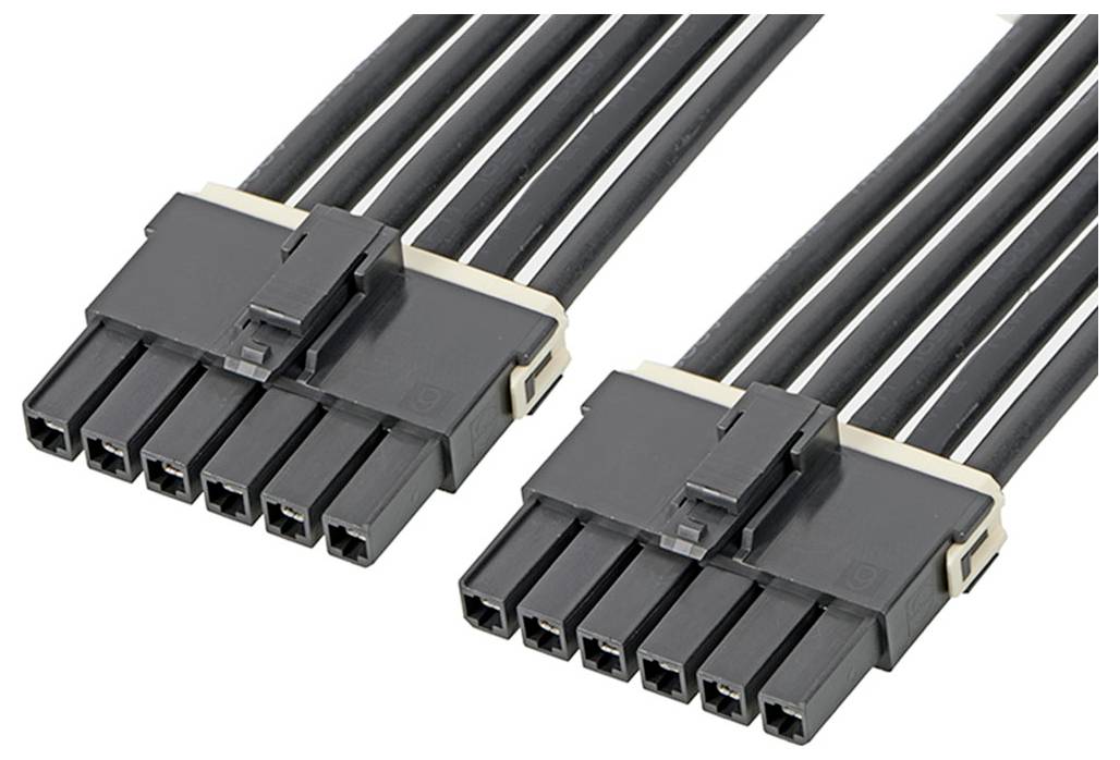 Dva šesťpólové čierne elektrické zástrčky s čiernymi káblami ležiace vedľa seba.